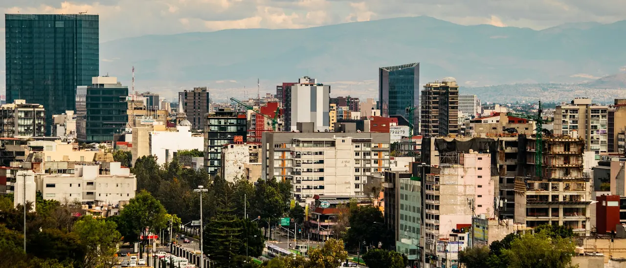 Vista aérea de la Ciudad de México con edificios y áreas arboladas