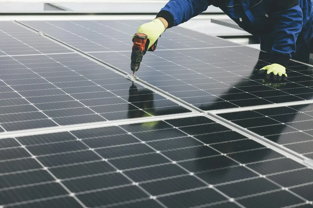 Instalación de paneles solares en una azotea